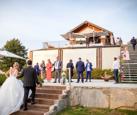 Gli sposi arrivano ai Fontanili e sono accolti dai loro ospiti nel giardino per l'aperitivo