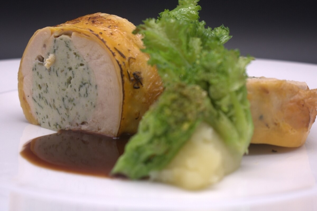 Arrosto di cappone ripieno alle erbe aromatiche con soffice di patate e cime di rapa