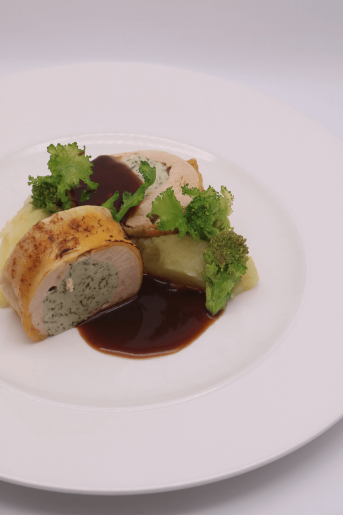 Arrosto di cappone ripieno alle erbe aromatiche con soffice di patate e cime di rapa