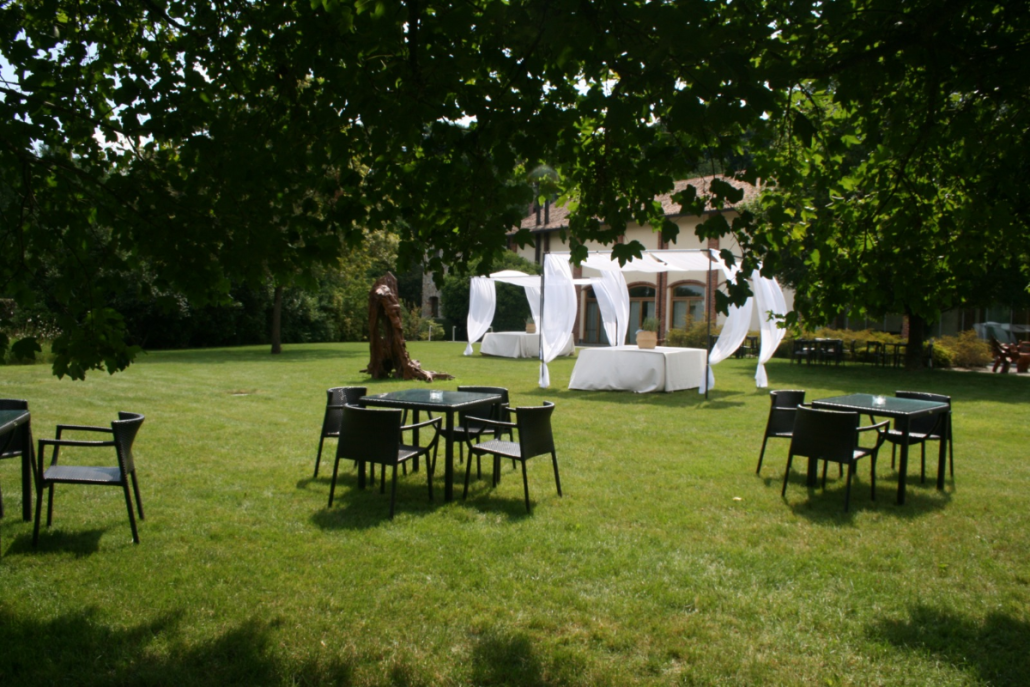 Gazebi con tende bianche nel giardino per gli antipasti