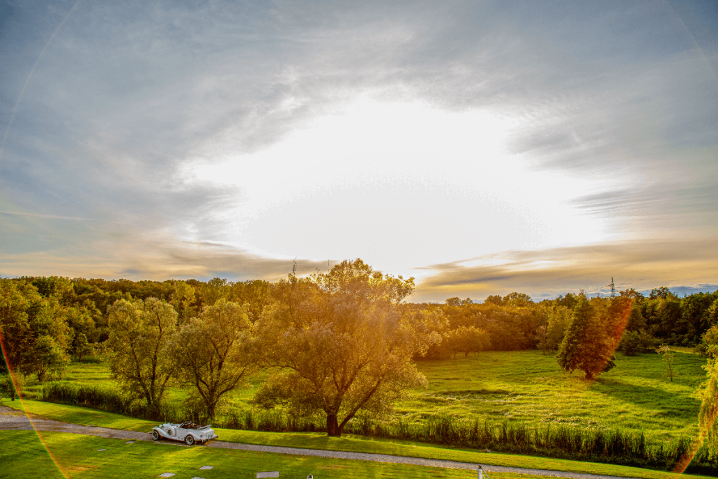 Il Parco del Ticino visto dalla terrazza de iFontanili. L'auto degli sposi è parcheggiata sul vialetto di ingresso. La vista del tramonto è mozzafiato.