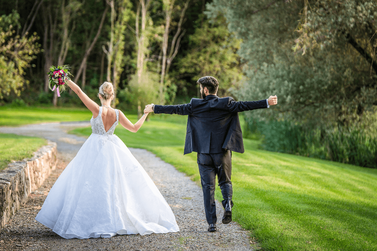 Sposi felici all'arrivo nel giardino de iFontanili